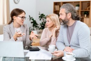 Jak uchronić się przed oszustwami ze strony agencji nieruchomości? ochrona przed oszustwami,agencje nieruchomości,nieuczciwe praktyki,weryfikacja biura nieruchomości,oszustwa na rynku nieruchomości,dokumenty nieruchomości,profesjonalni agenci,ubezpieczenie OC,analiza umowy,czerwone flagi oszustw,manipulacja cenami,opinie klientów,weryfikacja dokumentacji,standardy etyki zawodowej,edukacja w nieruchomościach,właściwa analiza umowy,księga wieczysta,rynek nieruchomości,ocena wiarygodności,oszustwa finansowe,zabezpieczenie transakcji,procedura zakupu nieruchomości,localne stowarzyszenia pośredników,doradztwo prawne,metody oszustw,zaufane biuro,analiza stanu prawnego,przewaga konkurencyjna,normy etyczne,zgłoszenie do UOKiK,oszustwa w obrocie,nieprofesjonalna komunikacja,system MLS,dbałość o jakość usług,bezpieczeństwo finansowe,pomoc prawna w nieruchomościach,przynależność do organizacji branżowych GoESTE Nieruchomości Goeste-8-1